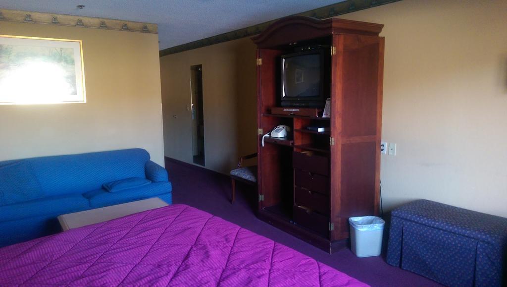 Days Inn & Suites By Wyndham Caseyville Bilik gambar